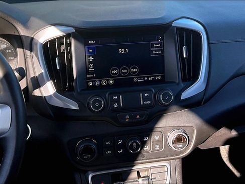 Used 2024 GMC Terrain SLT image 9