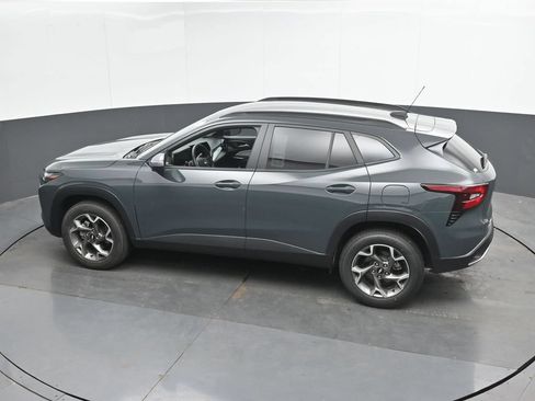 Used 2025 Chevrolet Trax LT w/ LT Convenience Package FWD image 35