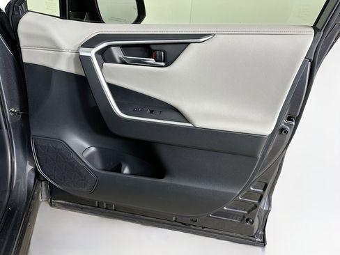 Used 2019 Toyota RAV4 Limited image 33