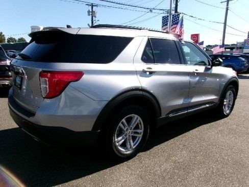 Certified 2022 Ford Explorer XLT w/ Equipment Group 202A image 5