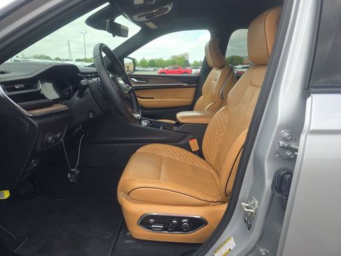 Used 2024 Jeep Grand Cherokee L Summit w/ Advanced Protech Group IV AWD/4WD image 4