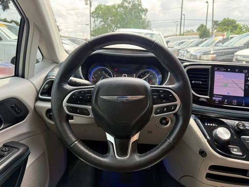 Used 2021 Chrysler Pacifica Touring-L w/ Premium & Safety Sphere Group FWD image 11