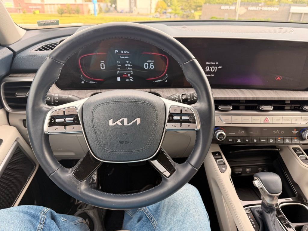 Used 2024 Kia Telluride EX w/ EX Captain's Chair Package FWD image 15