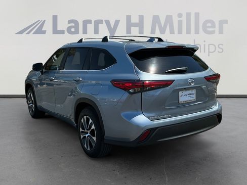Used 2023 Toyota Highlander XLE FWD image 3