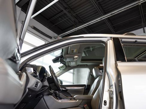 Used 2021 Toyota Highlander Platinum image 10