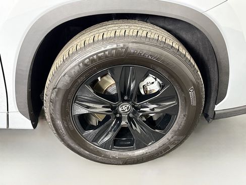 Used 2024 Toyota Highlander XLE image 32