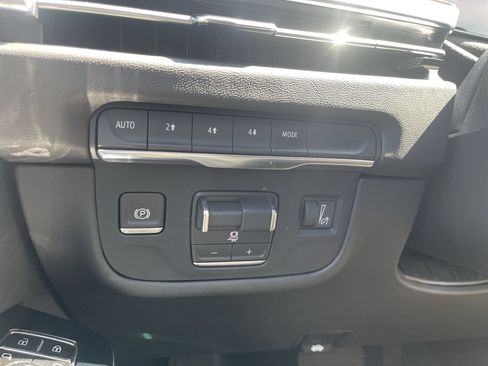 Used 2025 Cadillac Escalade Premium Luxury AWD/4WD image 18