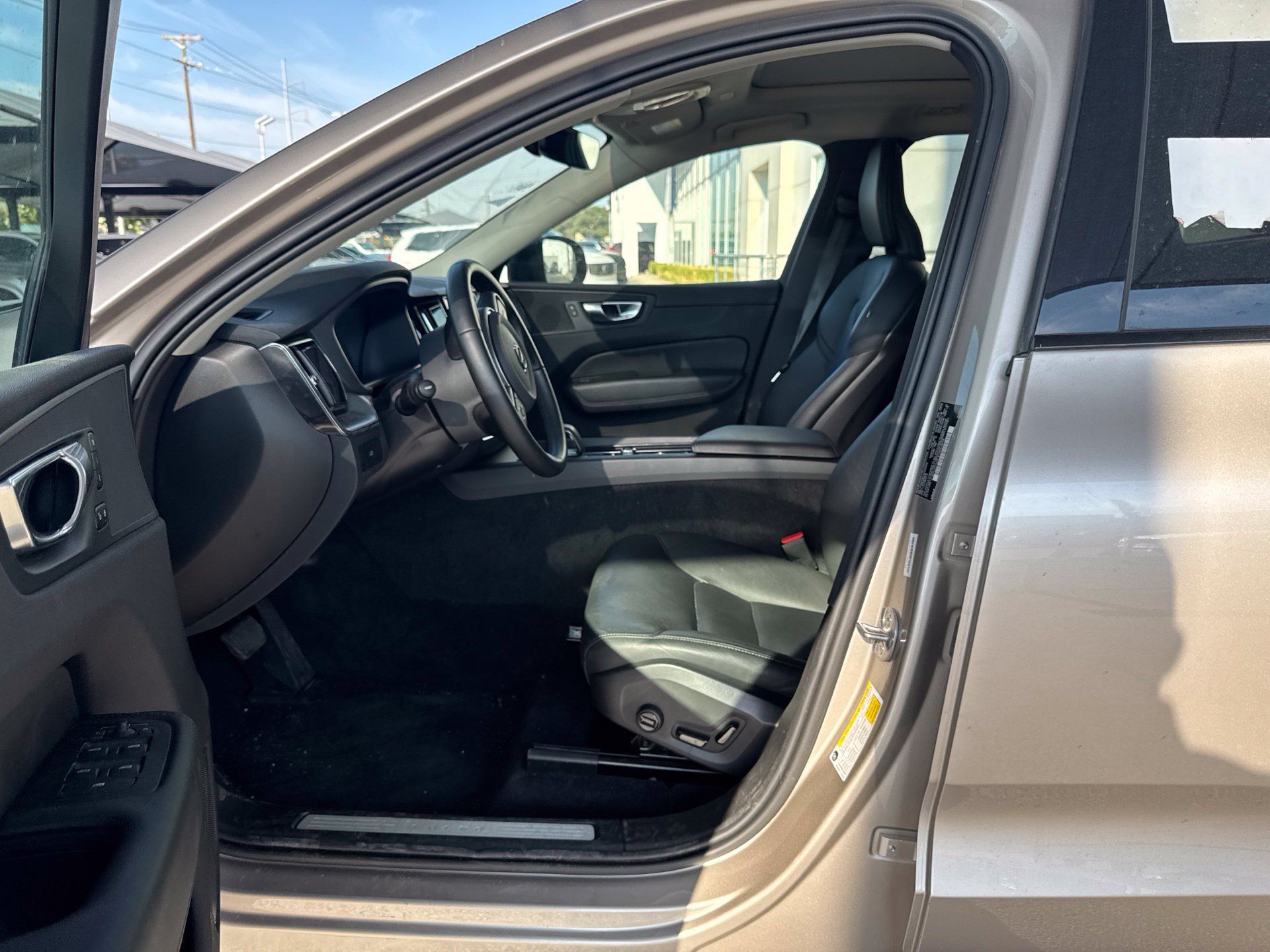 Used 2025 Volvo XC60 B5 Core AWD/4WD image 11