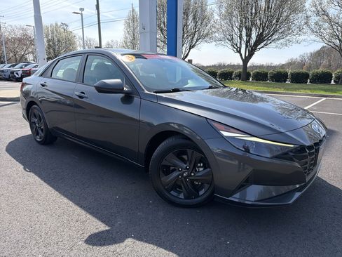 Used 2023 Hyundai Elantra SEL image 2