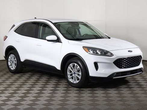 Used 2020 Ford Escape SE image 2