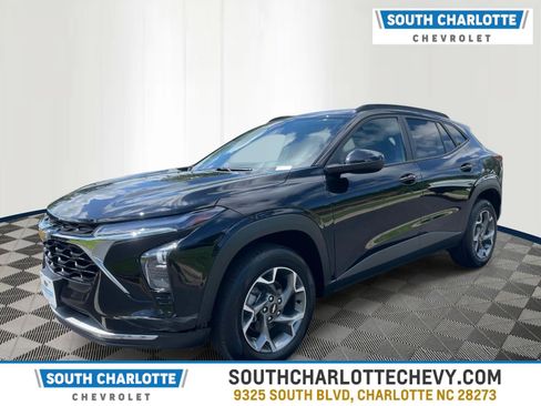 Used 2025 Chevrolet Trax LT FWD image 25