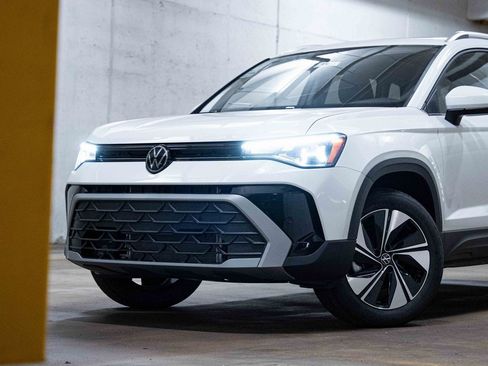 New 2025 Volkswagen Taos SE image 2