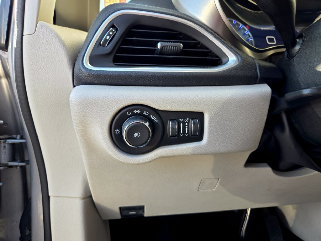 Used 2017 Chrysler Pacifica Limited FWD image 16
