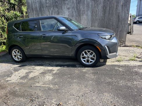 Used 2024 Kia Soul LX w/ Option Group 015 FWD image 2