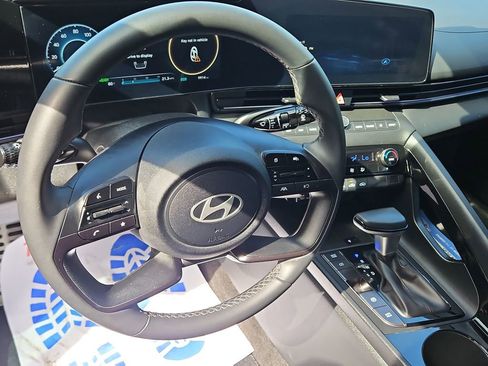 Used 2025 Hyundai Elantra SEL FWD image 12