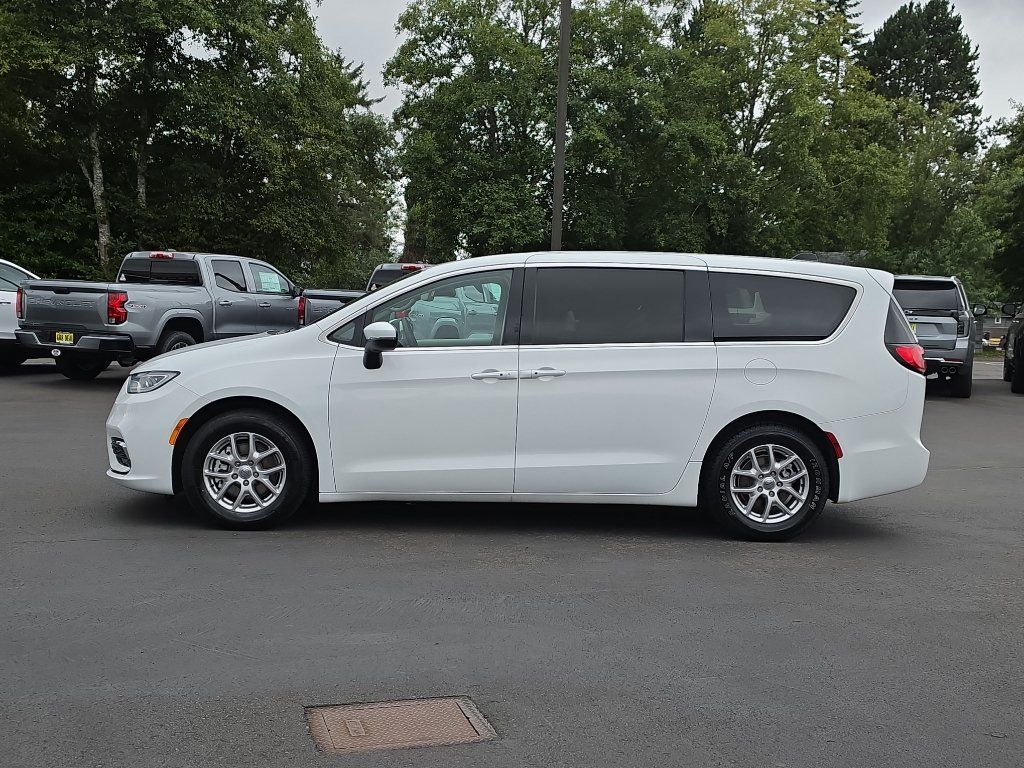 Used 2023 Chrysler Pacifica Touring-L FWD image 6