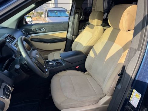 Used 2017 Ford Explorer XLT w/ Equipment Group 201A FWD image 10