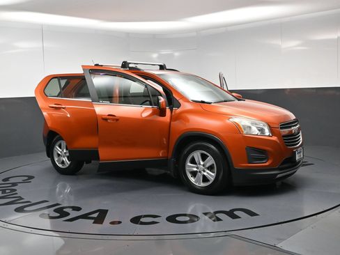 Used 2015 Chevrolet Trax LT w/ LT Sun and Sound Package FWD image 24