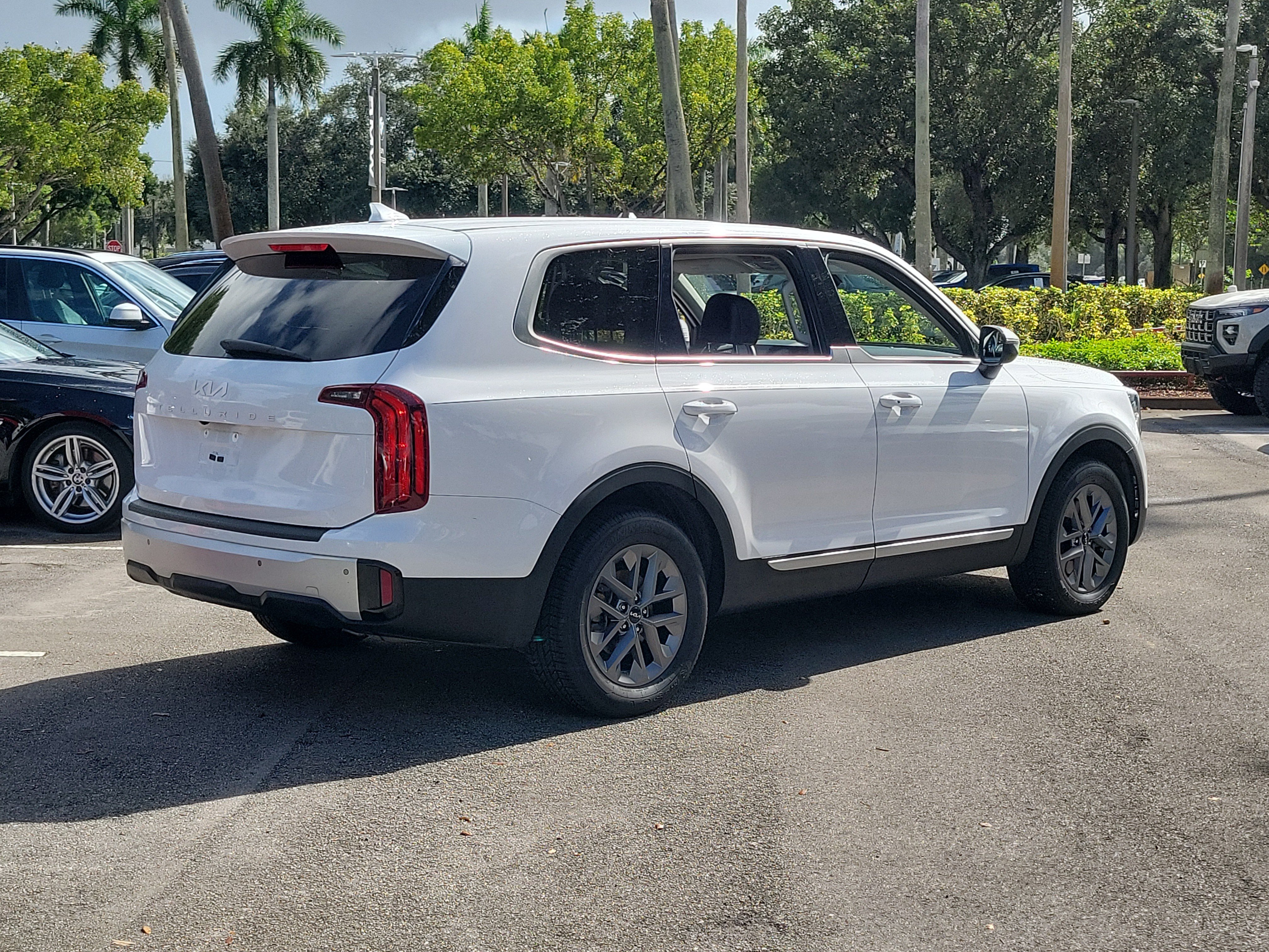 Used 2024 Kia Telluride LX FWD image 3
