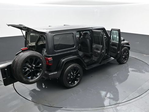 Used 2023 Jeep Wrangler Unlimited Sahara w/ Cold Weather Group AWD/4WD image 31