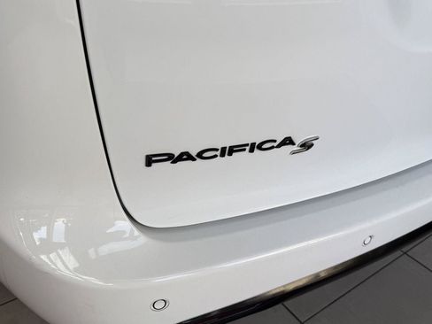 Used 2023 Chrysler Pacifica Touring-L w/ S Appearance Package AWD/4WD image 6