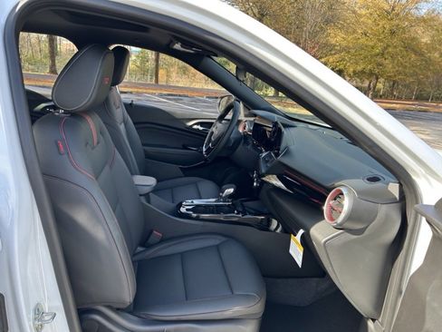 Certified 2026 Chevrolet Trax RS w/ Sunroof Package image 39