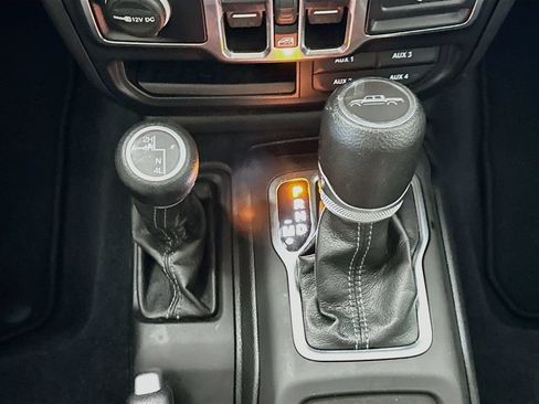 Used 2024 Jeep Gladiator Sport AWD/4WD image 16