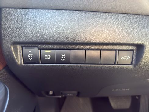 Certified 2024 Toyota Venza XLE image 17