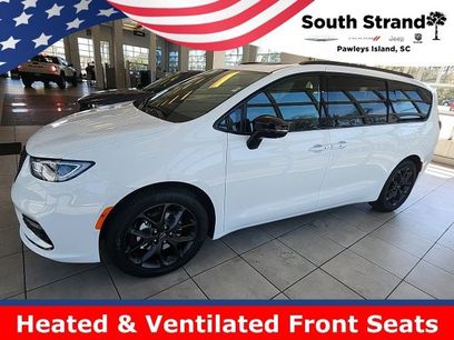 New 2025 Chrysler Pacifica Limited