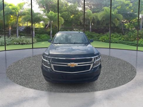 Used 2017 Chevrolet Suburban LS RWD image 2