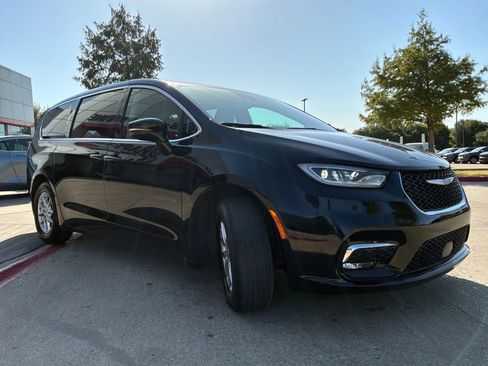 Used 2024 Chrysler Pacifica Touring-L FWD image 4