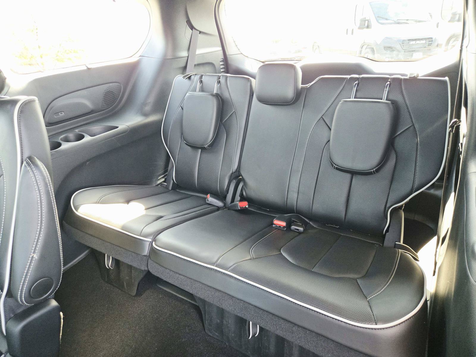 Used 2024 Chrysler Pacifica Limited w/ S Appearance Package FWD image 15