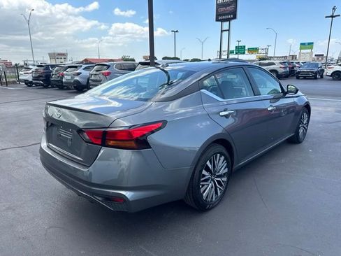 Used 2025 Nissan Altima 2.5 SV FWD image 3