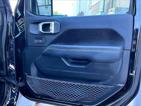 Used 2019 Jeep Wrangler Unlimited Sahara image 21