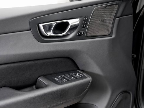 Used 2022 Volvo XC60 B5 Momentum w/ Advanced Package image 8