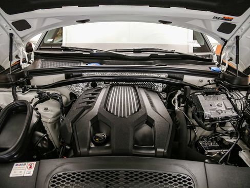 Certified 2024 Porsche Macan w/ Premium Plus Package AWD/4WD image 30