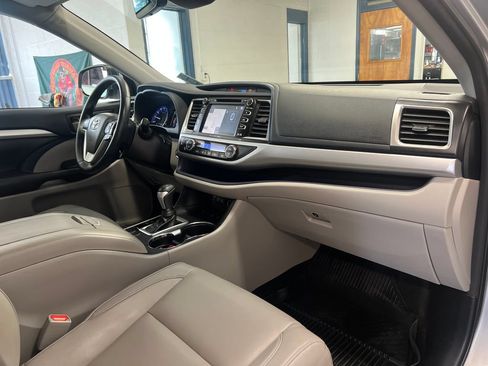 Used 2018 Toyota Highlander XLE AWD/4WD image 39