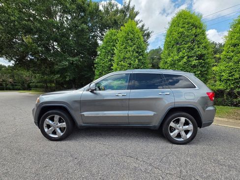 Used 2013 Jeep Grand Cherokee Overland AWD/4WD image 2