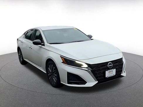 Used 2025 Nissan Altima 2.5 SV FWD image 3