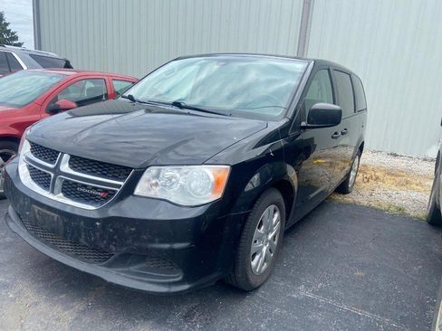 Used 2019 Dodge Grand Caravan SE FWD image 3