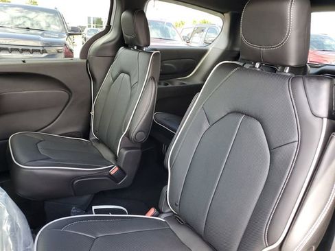 New 2026 Chrysler Pacifica Limited image 10