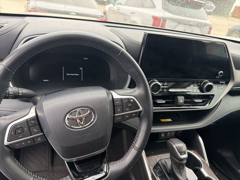 Used 2023 Toyota Highlander Limited image 12