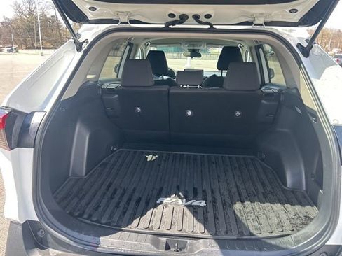 Used 2021 Toyota RAV4 LE image 7
