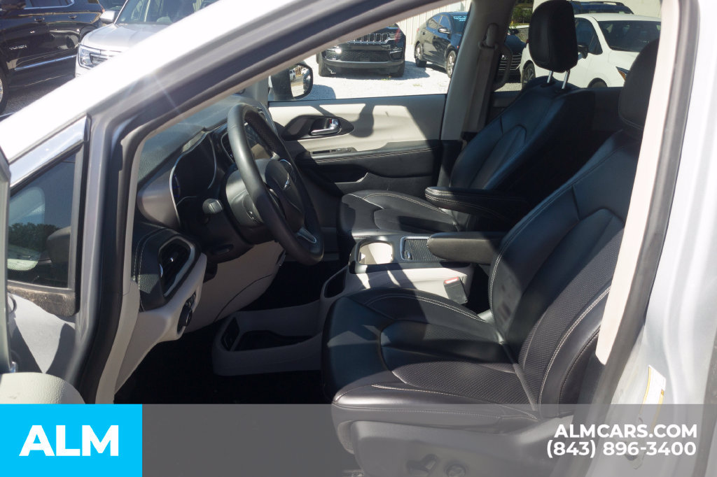 Used 2023 Chrysler Pacifica Touring-L FWD image 6