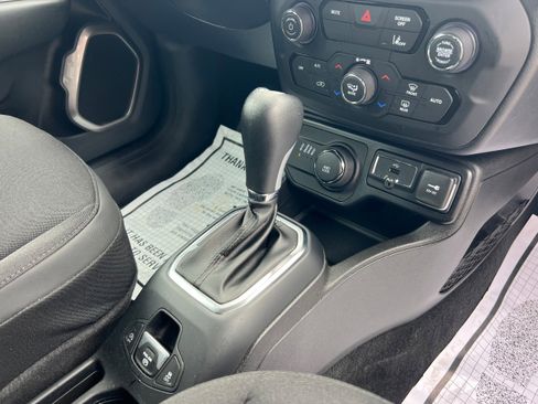 Used 2023 Jeep Renegade Latitude w/ Premium Group image 19