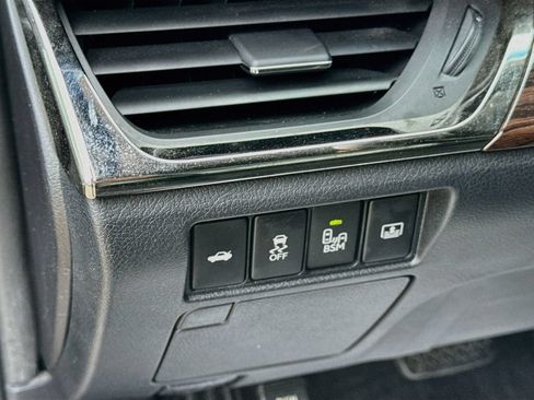 Used 2013 Toyota Avalon Limited w/ Technology Pkg FWD image 10