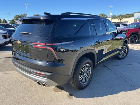 Used 2025 Chevrolet Traverse LT image 8