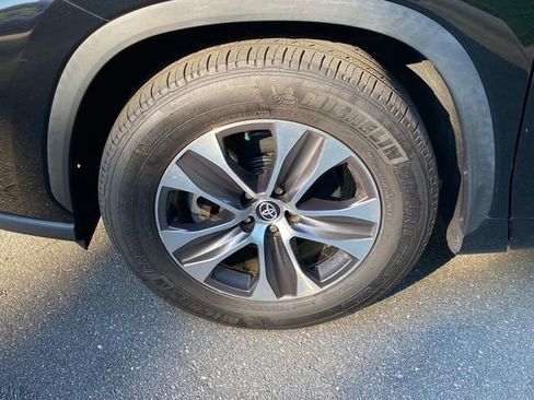 Used 2022 Toyota Highlander XLE FWD image 6