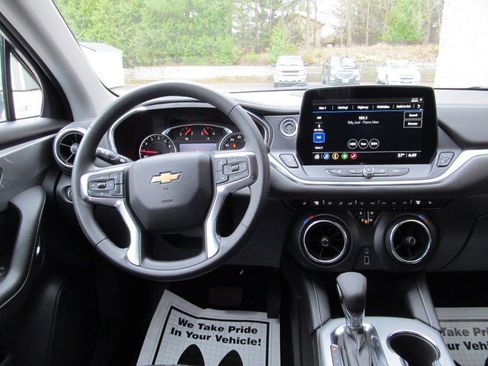 Used 2025 Chevrolet Blazer LT image 4