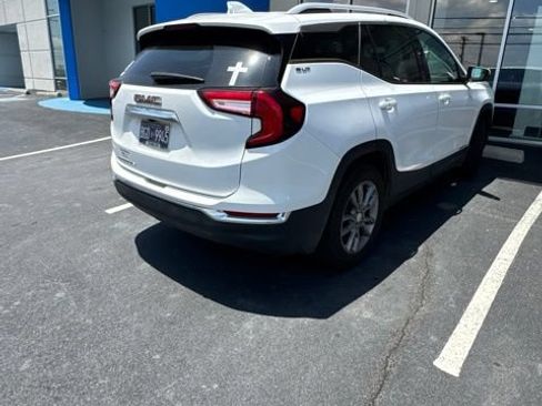 Used 2022 GMC Terrain SLT w/ Infotainment Package II FWD image 4
